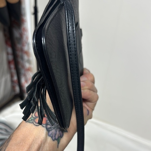 Stylish Black Crossbody Bag with Tassel Detail - Picture 5 of 9